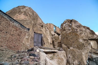 کندوان روستایی است بنا شده در صخره و تنها سازه این دهکده را سنگ‌ها تشکیل می دهند. خانه ها هرمی شکل هستند و برای دام ها نیز حفره هایی در سنگ ها بنا شده است.