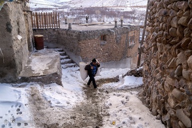 کندوان روستایی است بنا شده در صخره و تنها سازه این دهکده را سنگ‌ها تشکیل می دهند. خانه ها هرمی شکل هستند و برای دام ها نیز حفره هایی در سنگ ها بنا شده است.