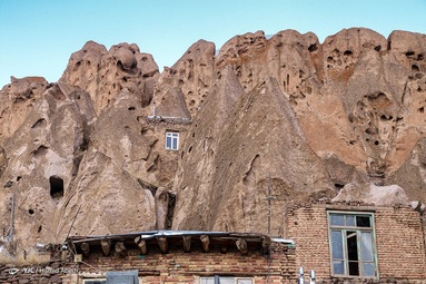 کندوان روستایی است بنا شده در صخره و تنها سازه این دهکده را سنگ‌ها تشکیل می دهند. خانه ها هرمی شکل هستند و برای دام ها نیز حفره هایی در سنگ ها بنا شده است.