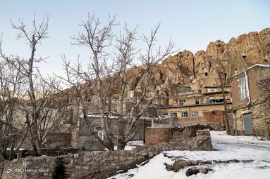 کندوان روستایی است بنا شده در صخره و تنها سازه این دهکده را سنگ‌ها تشکیل می دهند. خانه ها هرمی شکل هستند و برای دام ها نیز حفره هایی در سنگ ها بنا شده است.
