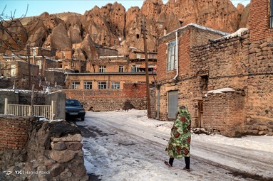 کندوان روستایی است بنا شده در صخره و تنها سازه این دهکده را سنگ‌ها تشکیل می دهند. خانه ها هرمی شکل هستند و برای دام ها نیز حفره هایی در سنگ ها بنا شده است.