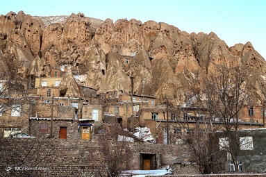 کندوان روستایی است بنا شده در صخره و تنها سازه این دهکده را سنگ‌ها تشکیل می دهند. خانه ها هرمی شکل هستند و برای دام ها نیز حفره هایی در سنگ ها بنا شده است.