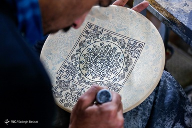 زندانیان در حال تولید و کارآفرینی در بنیاد تعاون زندان اصفهان
