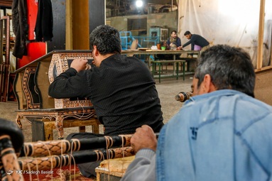 زندانیان در حال تولید و کارآفرینی در بنیاد تعاون زندان اصفهان