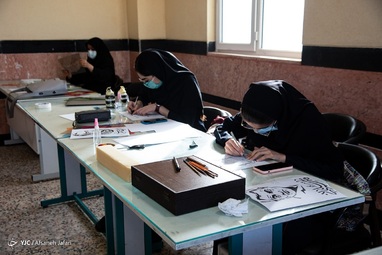تلفن هوشمند با وجود برطرف نشدن مشکلات و تهدیدات قبلی خود به یک جایگزین و ابزار تحصیل تبدیل شده و کلاس درس و میز نیمکت مدارس را از رونق انداخته و جزیی از آموزش و پرورش شده است - بوشهر