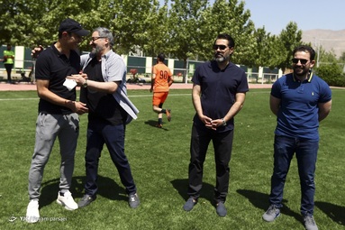 مهرداد میناوند پیشکسوت تیم ملی فوتبال ایران و باشگاه پرسپولیس که به بیماری کرونا مبتلا شده بود، دقایقی پیش درگذشت.
