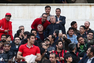 مهرداد میناوند پیشکسوت تیم ملی فوتبال ایران و باشگاه پرسپولیس که به بیماری کرونا مبتلا شده بود، دقایقی پیش درگذشت.
