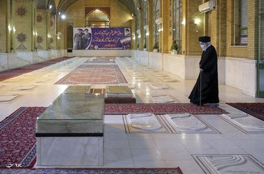 حضور رهبر انقلاب در مرقد مطهر امام راحل و گلزار شهدای بهشت زهرا