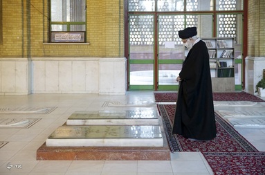 حضور رهبر انقلاب در مرقد مطهر امام راحل و گلزار شهدای بهشت زهرا