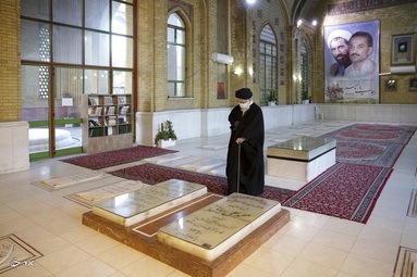 حضور رهبر انقلاب در مرقد مطهر امام راحل و گلزار شهدای بهشت زهرا