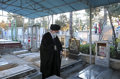 حضور رهبر انقلاب در مرقد مطهر امام راحل و گلزار شهدای بهشت زهرا