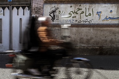 با گذشت چهل و دو سال از انقلاب شکوه‌مند اسلامی، هنوز دیوار نوشته‌هایی از آن زمان، هر چند رنگ و رو رفته، بر در و دیوارهای محله های قدیمی شهر قم خودنمایی می‌کند.