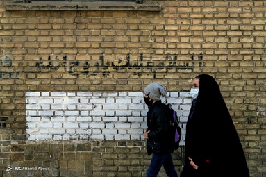 با گذشت چهل و دو سال از انقلاب شکوه‌مند اسلامی، هنوز دیوار نوشته‌هایی از آن زمان، هر چند رنگ و رو رفته، بر در و دیوارهای محله های قدیمی شهر قم خودنمایی می‌کند.