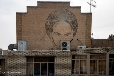 با گذشت چهل و دو سال از انقلاب شکوه‌مند اسلامی، هنوز دیوار نوشته‌هایی از آن زمان، هر چند رنگ و رو رفته، بر در و دیوارهای محله های قدیمی شهر قم خودنمایی می‌کند.