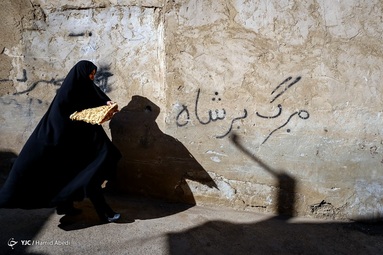 با گذشت چهل و دو سال از انقلاب شکوه‌مند اسلامی، هنوز دیوار نوشته‌هایی از آن زمان، هر چند رنگ و رو رفته، بر در و دیوارهای محله های قدیمی شهر قم خودنمایی می‌کند.