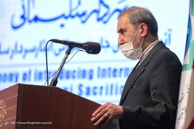 آیین معرفی جایزه جهانی ایثار سردار سلیمانی با حضور زینب سلیمانی، دختر ابومهدی مهندس و دکتر ولایتی