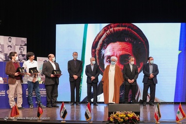 آیین معرفی جایزه جهانی ایثار سردار سلیمانی با حضور زینب سلیمانی، دختر ابومهدی مهندس و دکتر ولایتی