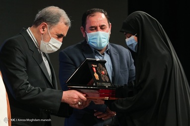 آیین معرفی جایزه جهانی ایثار سردار سلیمانی با حضور زینب سلیمانی، دختر ابومهدی مهندس و دکتر ولایتی