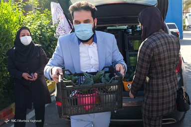 اهدای 200 عدد گلدان گل سانسوریا از طرف اتحادیه گل فروشان اهواز به کادر درمان بیمارستان رازی - اهواز