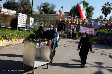 اهدای 200 عدد گلدان گل سانسوریا از طرف اتحادیه گل فروشان اهواز به کادر درمان بیمارستان رازی - اهواز