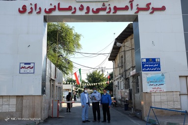 اهدای 200 عدد گلدان گل سانسوریا از طرف اتحادیه گل فروشان اهواز به کادر درمان بیمارستان رازی - اهواز