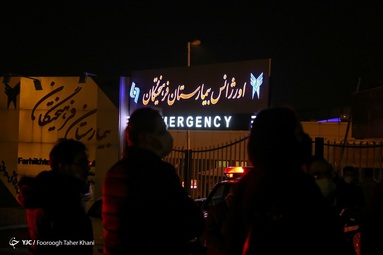 در پی جان باختن علی انصاریان، جمعی از هواداران و اهالی فوتبال، مانند علی کریمی، در مقابل بیمارستان فرهیختگان تهران تجمع کردند