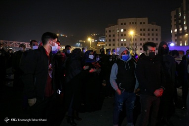 در پی جان باختن علی انصاریان، جمعی از هواداران و اهالی فوتبال، مانند علی کریمی، در مقابل بیمارستان فرهیختگان تهران تجمع کردند