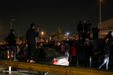 در پی جان باختن علی انصاریان، جمعی از هواداران و اهالی فوتبال، مانند علی کریمی، در مقابل بیمارستان فرهیختگان تهران تجمع کردند