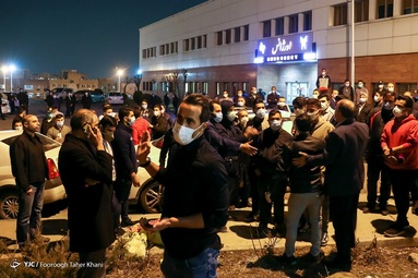 در پی جان باختن علی انصاریان، جمعی از هواداران و اهالی فوتبال، مانند علی کریمی، در مقابل بیمارستان فرهیختگان تهران تجمع کردند