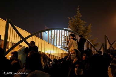 در پی جان باختن علی انصاریان، جمعی از هواداران و اهالی فوتبال، مانند علی کریمی، در مقابل بیمارستان فرهیختگان تهران تجمع کردند