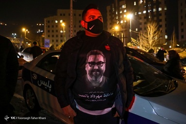 در پی جان باختن علی انصاریان، جمعی از هواداران و اهالی فوتبال، مانند علی کریمی، در مقابل بیمارستان فرهیختگان تهران تجمع کردند