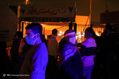 در پی جان باختن علی انصاریان، جمعی از هواداران و اهالی فوتبال، مانند علی کریمی، در مقابل بیمارستان فرهیختگان تهران تجمع کردند