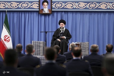 دیدار جمعی از فرماندهان و کارکنان نیروی هوایی و نیروی پدافند ارتش با رهبر انقلاب