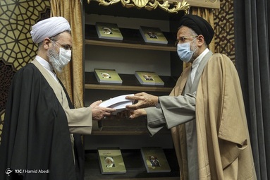 رونمایی از کتاب دو جلدی آیت الله مکارم شیرازی در اسناد ساواک