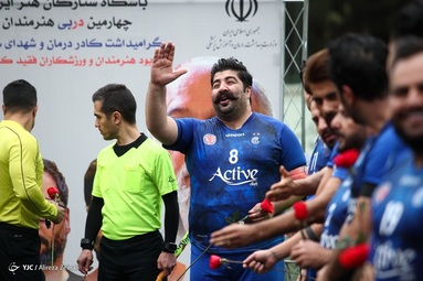 دیدار نمادین تیم های فوتبال هنرمندان قرمز و آبی سینما و موسیقی و به همراه برخی از بازیکنان قدیمی دو تیم استقلال و پرسپولیس