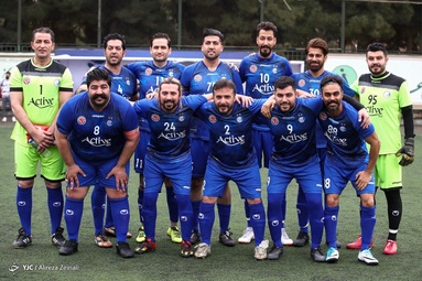 دیدار نمادین تیم های فوتبال هنرمندان قرمز و آبی سینما و موسیقی و به همراه برخی از بازیکنان قدیمی دو تیم استقلال و پرسپولیس