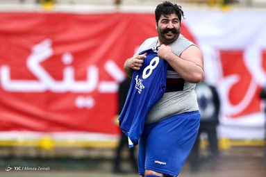 دیدار نمادین تیم های فوتبال هنرمندان قرمز و آبی سینما و موسیقی و به همراه برخی از بازیکنان قدیمی دو تیم استقلال و پرسپولیس