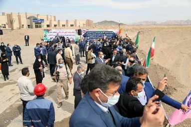 «علیرضا رزم حسینی» وزیر صمت در سفر به استان یزد معدن سرب و روی تاج کوه و طرح کنسانتره روی متعلق به شرکت سرب و روی مهدی آباد در شهرستان مهریز را افتتاح کرد