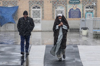 بارش نخستین برف زمستانی در سالروز میلاد امام علی(ع) - حرم حضرت معصومه(س)