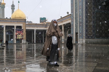 بارش نخستین برف زمستانی در سالروز میلاد امام علی(ع) - حرم حضرت معصومه(س)