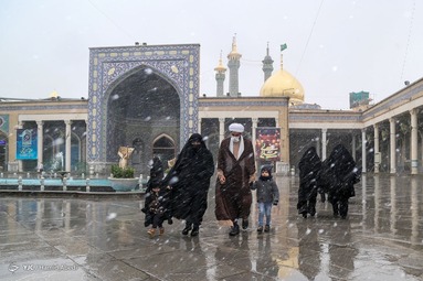 بارش نخستین برف زمستانی در سالروز میلاد امام علی(ع) - حرم حضرت معصومه(س)