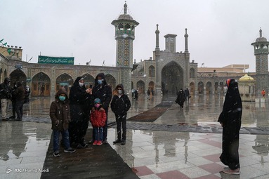 بارش نخستین برف زمستانی در سالروز میلاد امام علی(ع) - حرم حضرت معصومه(س)