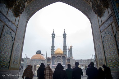بارش نخستین برف زمستانی در سالروز میلاد امام علی(ع) - حرم حضرت معصومه(س)