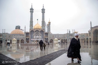 بارش نخستین برف زمستانی در سالروز میلاد امام علی(ع) - حرم حضرت معصومه(س)
