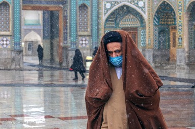 بارش نخستین برف زمستانی در سالروز میلاد امام علی(ع) - حرم حضرت معصومه(س)