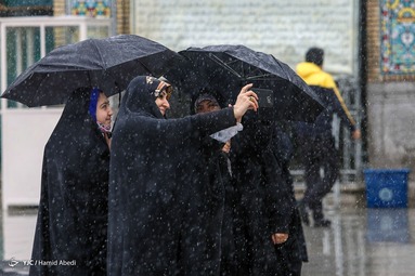 بارش نخستین برف زمستانی در سالروز میلاد امام علی(ع) - حرم حضرت معصومه(س)