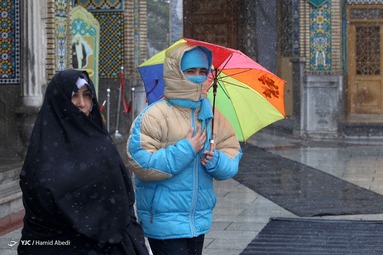 بارش نخستین برف زمستانی در سالروز میلاد امام علی(ع) - حرم حضرت معصومه(س)