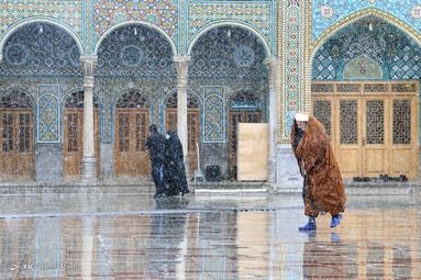 بارش نخستین برف زمستانی در سالروز میلاد امام علی(ع) - حرم حضرت معصومه(س)