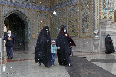 بارش نخستین برف زمستانی در سالروز میلاد امام علی(ع) - حرم حضرت معصومه(س)