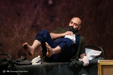 نمایش «سرایدار» به نویسندگی هارولدپینتر و کارگردانی مهدیس زارع نژاد با بازی مهدی کوشکی،علی باقری و مجید نوروزی تا 14 اسفند هر شب در تماشاخانه ملک به روی صحنه می رود.